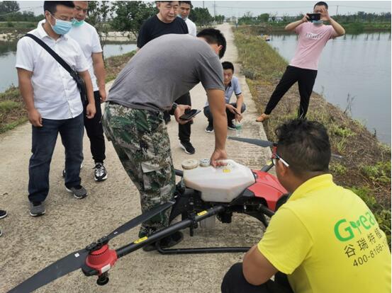 湖北荊門農(nóng)航站舉辦水產(chǎn)養(yǎng)殖無人機防治技術(shù)推廣示范現(xiàn)場會